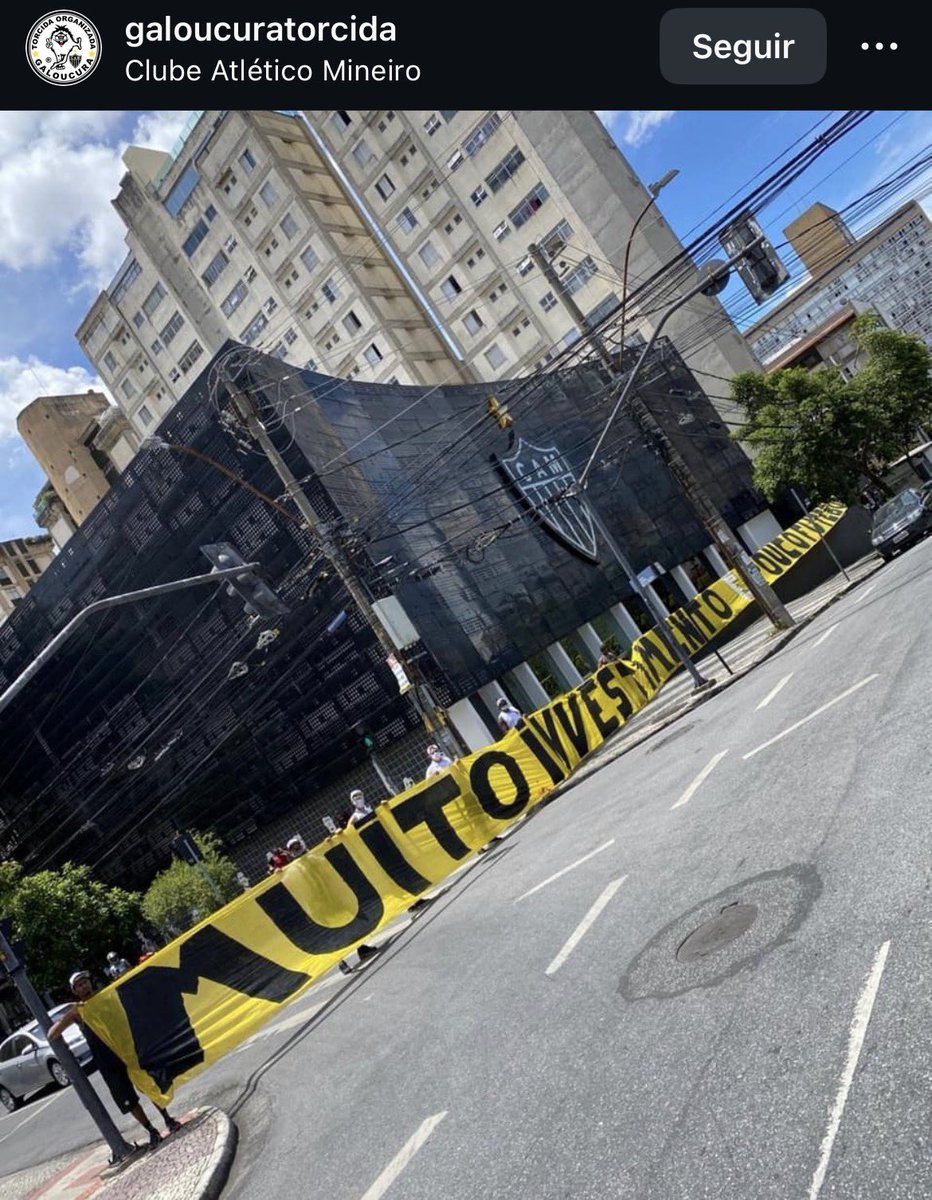 GabrineoG's tweet photo. Vamos relembrar: em 2020 o Atlético era terceiro colocado no BR brigando pelo título

isso foi oq a GALOUCURA foi fazer na frente da Sede 👇👇

hoje se o time for rebaixado não acontece nada

o Atlético foi definitivamente tomado por ratos

#SAFNota0 https://t.co/u70mEP6BCi