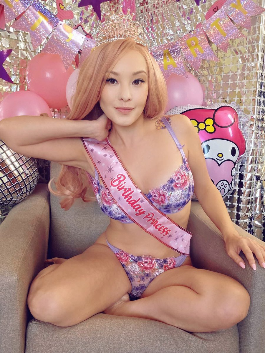 chemistrywhiz08's tweet image. Happy #MiaMonday! Showcasing @AniMiaOfficial with balloons 🎈. Enjoy your day!! #AniMia #Gorgeous #Beautiful #Awesome #Cosplayer #Queen