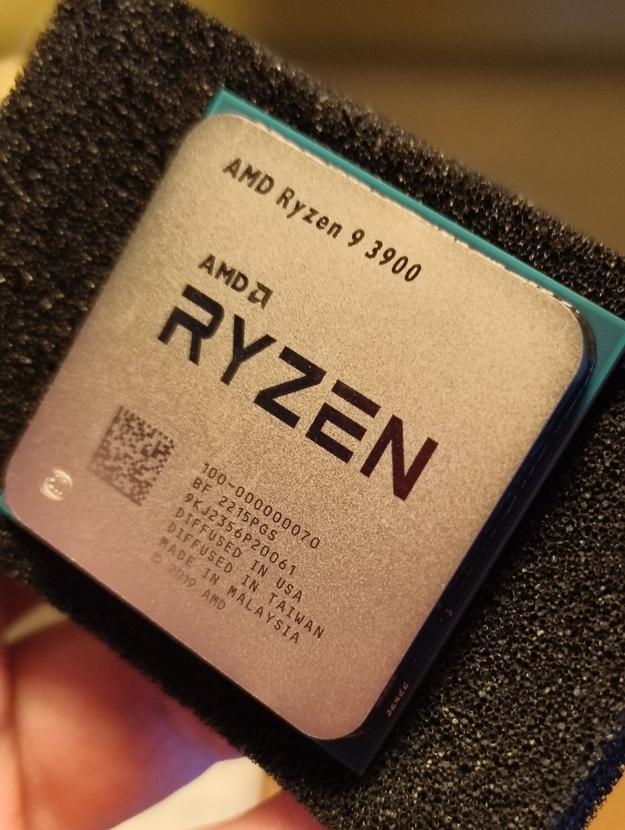 AT0MAC's tweet image. Im assembling parts for my new gaming pc

The brain of it all just arrived today: Ryzen 9 3900

Older CPU yes, but what a BEAST! 
12 cores/24 threads 💪

#ryzen #ryzen9 #amd #amdgaming #pcbuild