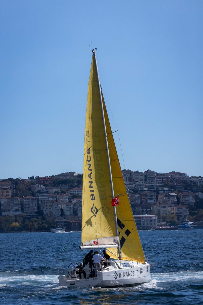 BinanceTR's tweet image. Cumhurbaşkanlığı 7. Uluslararası Yat Yarışları 23 Nisan Ulusal Egemenlik Kupası’nda Binance TR Yelken Takımı olarak 2.’lik elde ettik 🥈

Bir yandan 40’tan fazla yelken etkinliği ve 300’den fazla katılımcıyla büyüyen topluluk, diğer yandan kupayla gelen harika bir sonuç 💛