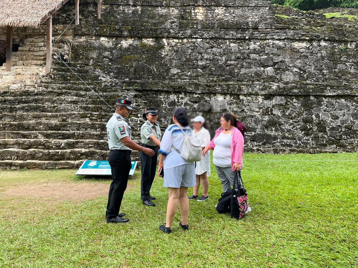 GN_MEXICO_'s tweet image. Integrantes de la #GuardiaNacional mantienen recorridos de seguridad y proximidad social en las zonas arqueológicas de #Chiapas, entre ellas Palenque, Museo del Sitio y Toniná, donde se difunden recomendaciones sobre el cuidado y la conservación del patrimonio cultural de México.