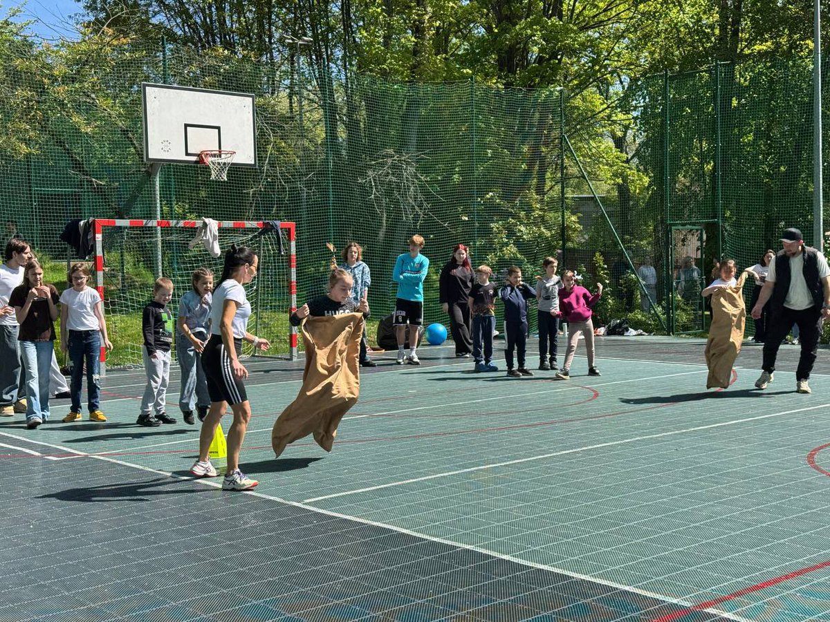 🇷🇺Ce 25 avril à la veille de la fête du Printemps et du Travail les employés de l’Ambassade de Russie en Belgique, accompagnés des leurs familles, se sont joints à l’action nationale «Nous sommes pour la propreté». 

🧹🍂Dans une ambiance chaleureuse et amicale, les participants