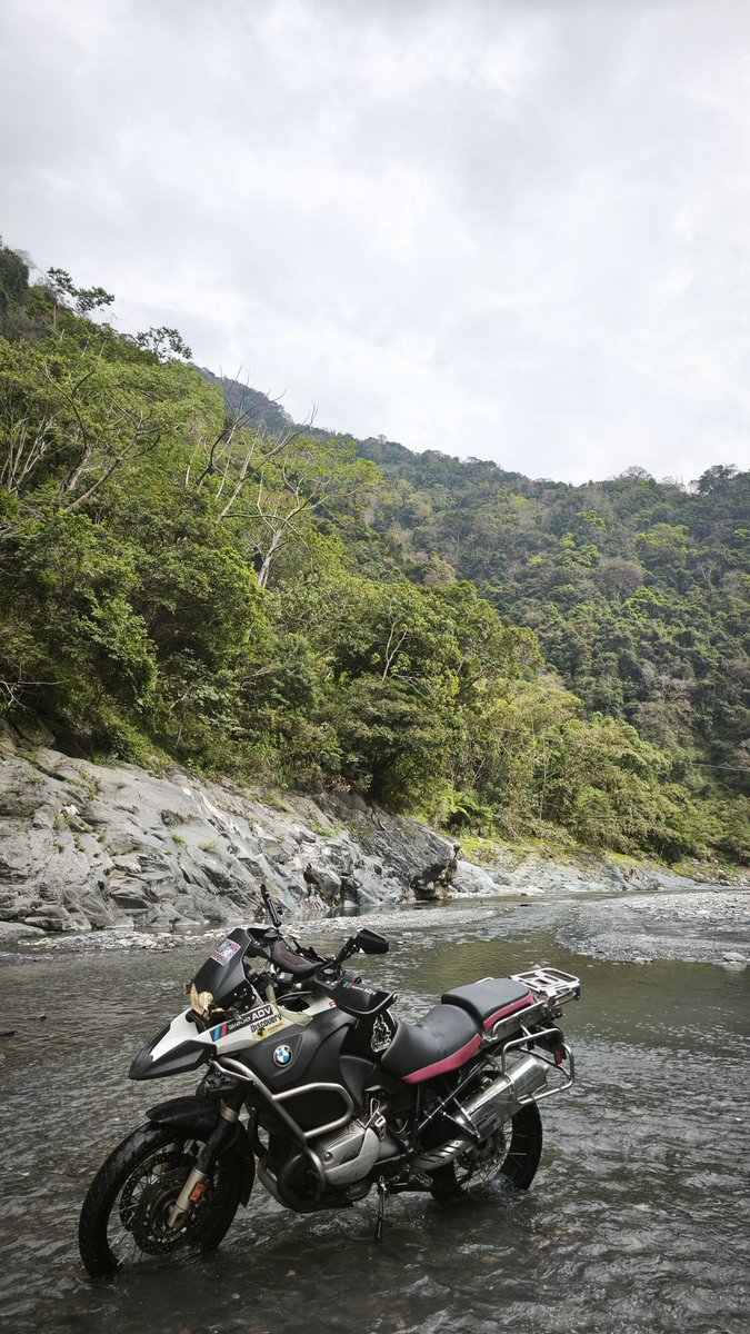 you_xing85658's tweet image. 一開始在水裡
聽見的只有水流和自己的呼吸

鏡頭被拉起來的那一刻
世界才慢慢打開——山谷、溪流
還有停在岸邊的我

有些路不是騎進來的
是被自然「允許」你進來的。

#bikelife
#cinematicreels
#taiwantravel
#landscapephotography
#exploremore

instagram.com/reel/DXpLVRoEr…