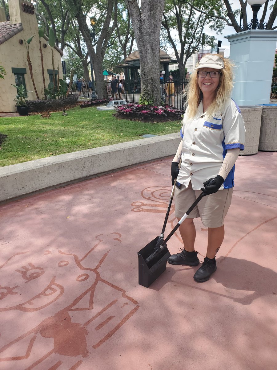 MezzoPips's tweet photo. This is the second time I've seen an artist out doing their thing at @UniversalORL. This time I got a picture.

#UOFistbump to Holly for her skills! https://t.co/Galv33OFGr