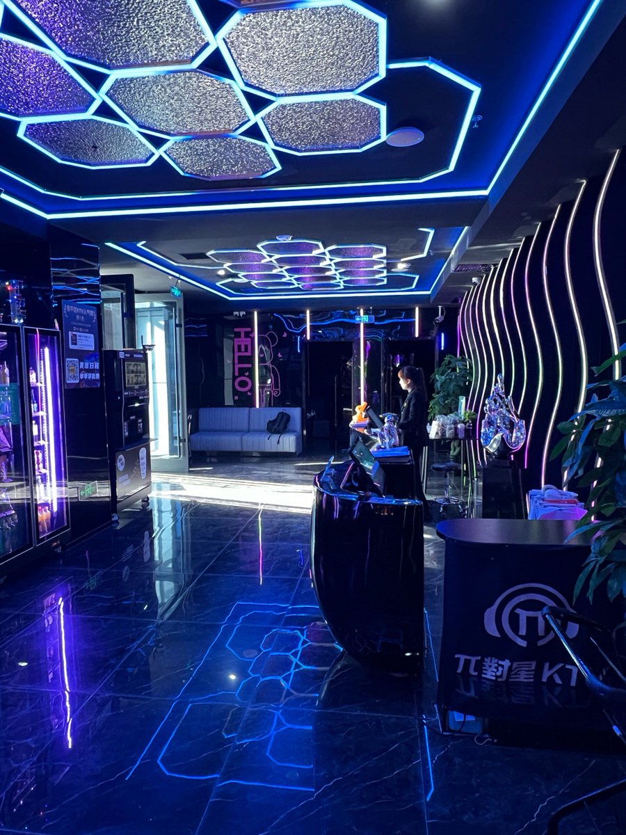 AndyAsribinAba1's tweet image. Unleash your inner star at [KTV店名]! 20% OFF all private rooms this weekend—grab mics, belt out hits, and make memories with friends. Book now: [预订链接] #KTVVibes #SingLoud #WeekendFun