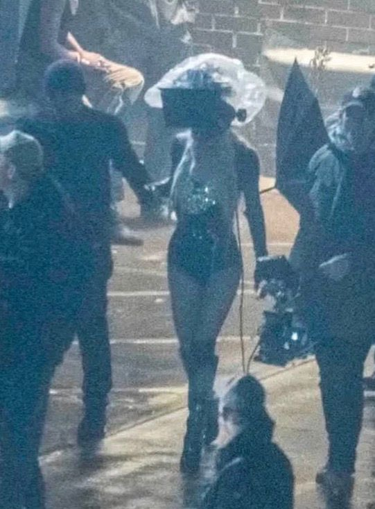 MadonnaLiteral1's tweet photo. A roupa da Madonna sendo igual nas fotos divulgadas do The Sun 👀 https://t.co/rUU1olQDpP