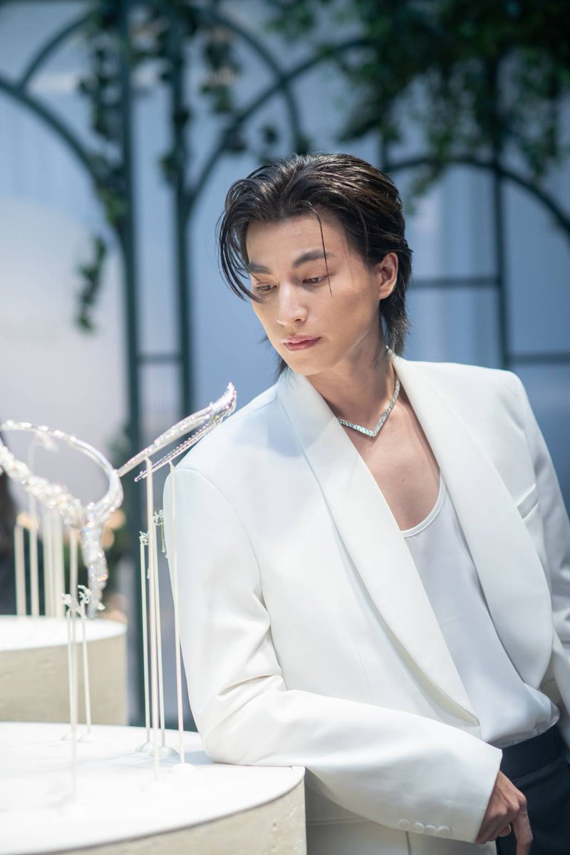 MPlay_2021's tweet photo. หล่อเรียบหรู “กลัฟ คณาวุฒิ” เฉิดฉายกรุงปารีส
ร่วมงานเปิดตัวเครื่องประดับชั้นสูงแบรนด์ Chaumet พร้อมกระทบไหล่คนดังระดับโลก
📌https://t.co/hxhMjKipuL

#Chaumet #GulfKanawut t #กลัฟคณาวุฒิ https://t.co/m9YqBftth8