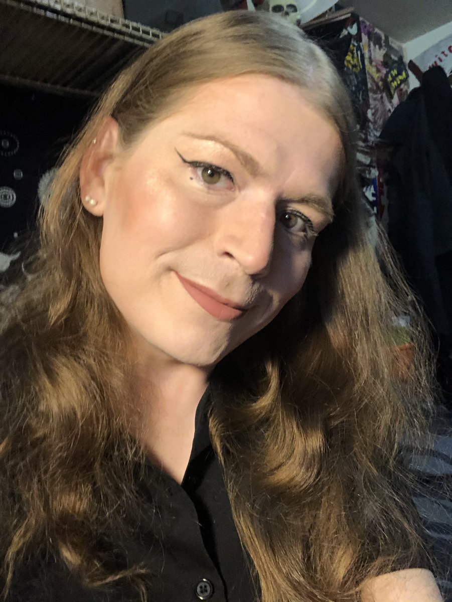 videe0games's tweet image. Great hair day wish I could keep it down at work #makeup #hair #trans #nonbinary #style