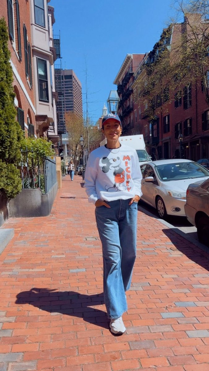 Ela tá muito turista! @IveteSangalo caminhando pelas ruas de Boston, explorando o charme histórico de Beacon Hill, um dos cenários mais icônicos da cidade.