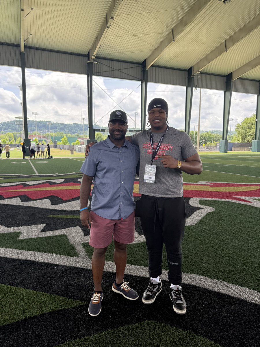 1LJDendy1's tweet photo. Had a great visit at @UAB_FB with my family. I received great information from Coach Mills and Coach Duncan, it was a great experience and I can’t wait to be back!!!
💚🐲💛 #GoBlazers @lino_lupinetti @CoachWatson_48 @GoGettemCC @train0187 @_TheVilleFB https://t.co/HTWpM1yAWS