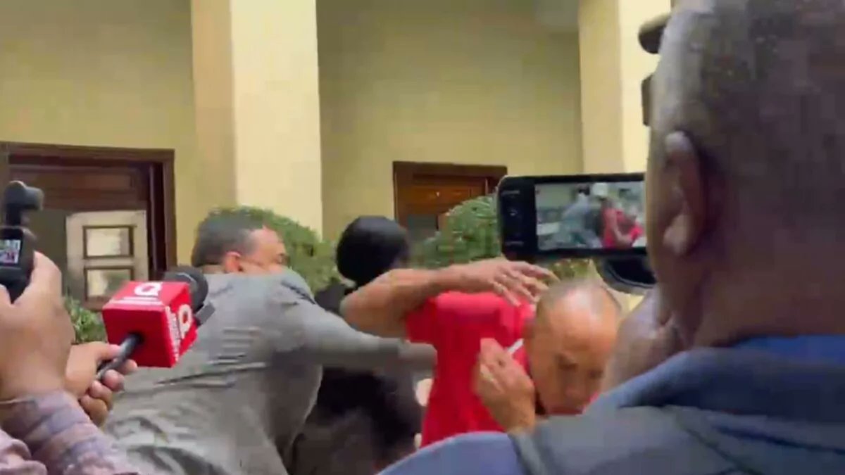 SIN24Horas's tweet image. Comunicador pide disculpas tras agredir a padre de víctima del Jet Set en el Palacio de Justicia #NoticiasSIN 

Detalles en: noticiassin.com/pais/nacional/…