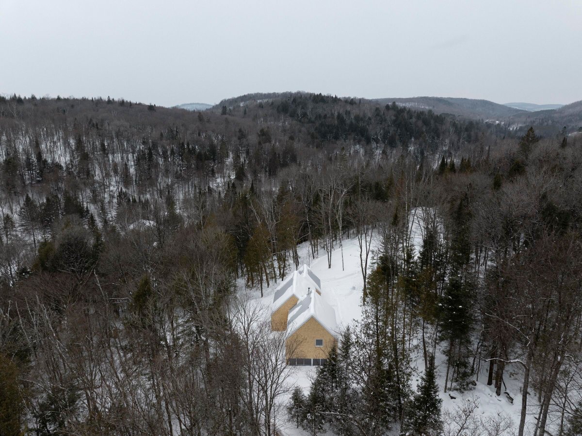 Archello's tweet photo. Nathalie Thibodeau architecte shapes La Maraude through a restrained material palette—cedar shingles, metal roofing, and timber framing—rooted in Quebec vernacular.
https://t.co/tiHEtyT8Kv
#VernacularArchitecture #TimberConstruction #MaterialRestraint https://t.co/exDcCZbG88