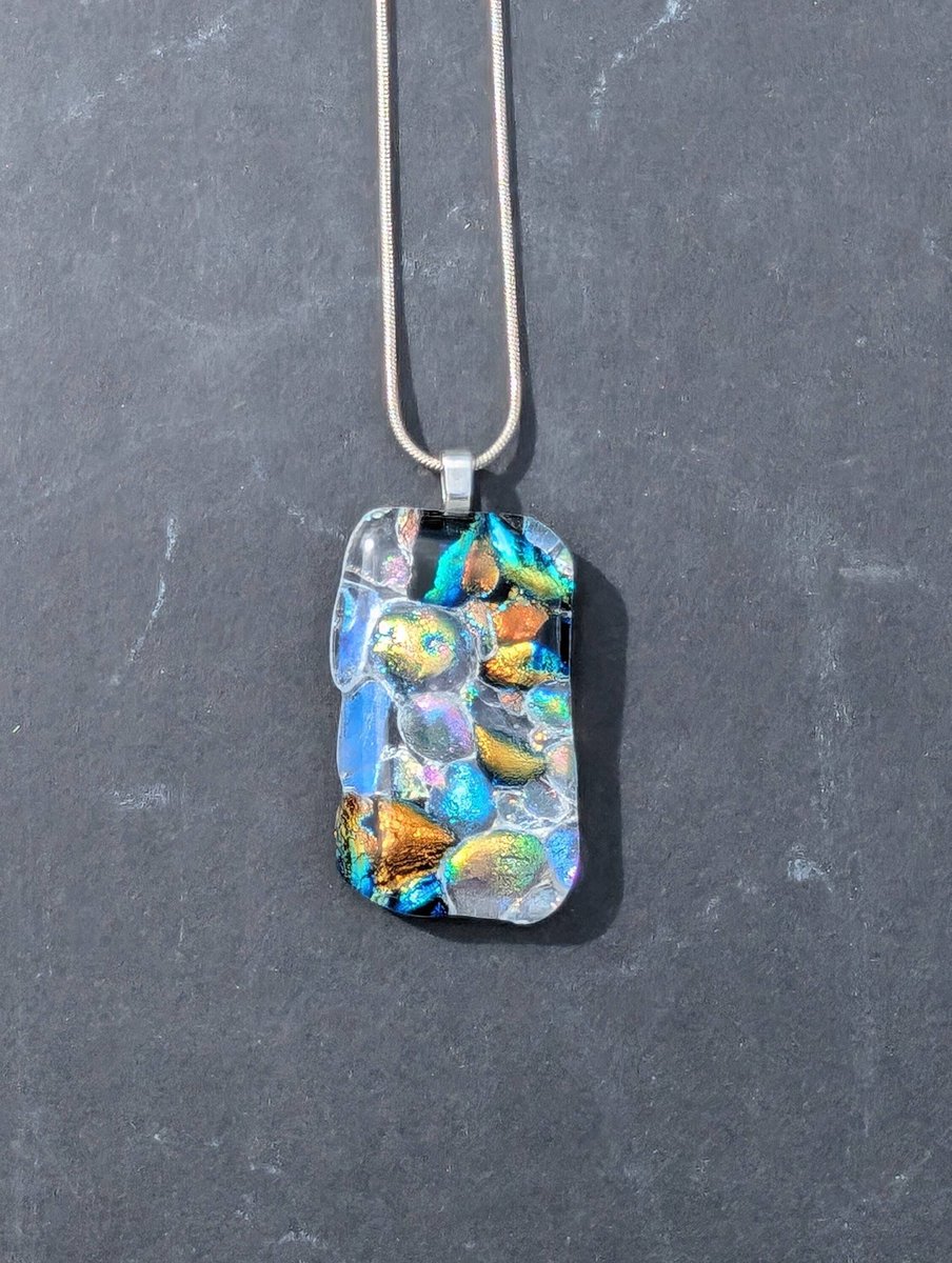Samphireglass's tweet image. A stunning unique dichroic glass frit glass necklace. Wonderful handcrafted pendant made using transparent and opal frit fused together over clear glass. A vibrant gift idea. 

#giftideas #shopindie #jewellery 

samphireglass.etsy.com/listing/1702...