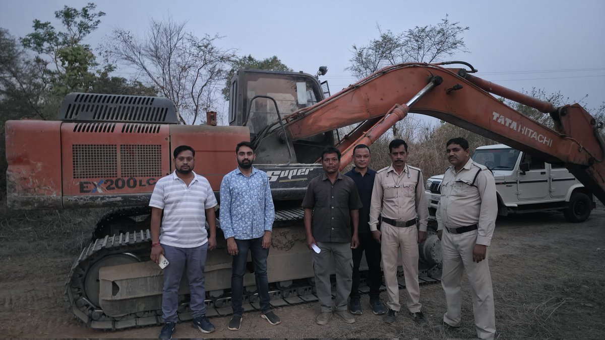 कलेक्टर डॉ. संजय कन्नौजे के निर्देश पर बेलटिकरी व छपोरा क्षेत्र में संयुक्त निरीक्षण किया गया। छपोरा में गौण खनिज पत्थर के अवैध उत्खनन में संलिप्त पोकलेन मशीन को नियम अनुसार जप्त किया गया। कार्रवाई छत्तीसगढ़ गौण खनिज नियम 2015 व खान एवं खनिज अधिनियम 1957 के तहत की गई।