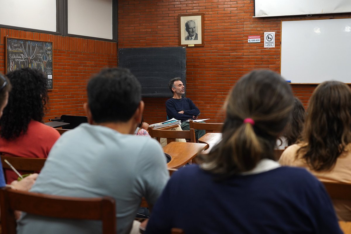 Exactas_UBA's tweet photo. 👉Este año viene siendo muy difícil para enseñar, investigar y estudiar. Por eso seguimos recorriendo la Facultad y hablando con los distintos departamentos sobre lo que está pasando.

🤝El equipo de gestión se reunió con Biodiversidad y Biología Experimental, Matemática, Computación y Ecología, Genética y Evolución para intercambiar miradas y ver cómo seguir frente a este escenario.

📉Los efectos del desfinanciamiento ya aparecen con claridad:
los salarios docentes y nodocentes acumulan caídas de entre el 45% y el 60%, empieza a haber pérdida de recursos humanos y la inversión en investigación cayó cerca de un 79%.
Es una situación que impacta de lleno en la vida cotidiana de la Facultad.