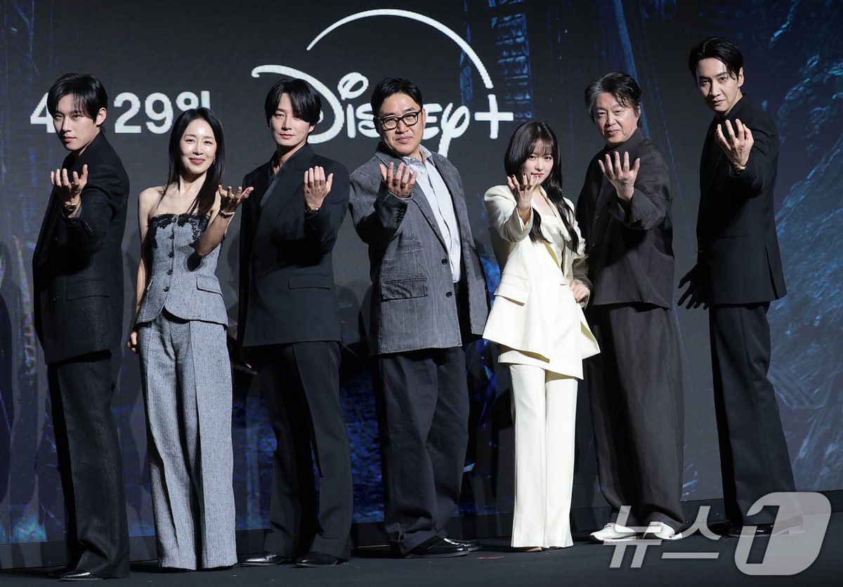 ParkBoYoungBr's tweet photo. 📸 | BoYoung com o elenco de #GoldLand hoje mais cedo na presscon ✨️ (1/3) 

#ParkBoYoung #BoYoung #박보영 https://t.co/sMZ27VoOqF