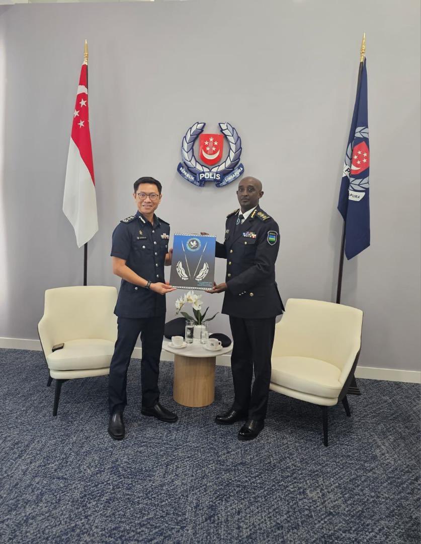 Uyu munsi,  

Umuyobozi Mukuru wa Polisi y'u Rwanda CG Felix Namuhoranye, ari kumwe n’Umunyamabanga Mukuru wa <a href="/RIB_Rw/">Rwanda Investigation Bureau</a> , Col (Rtd) Pacifique K. Kabanda, na Ambasaderi w’u Rwanda muri Singapore, Nyakubahwa Innocent Muhizi, bagiranye ibiganiro n’Umuyobozi wa Polisi ya Singapore, How