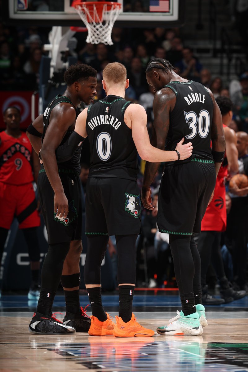 "I've talked to both of them &amp; they're in really good spirits. Ant's busting his butt to get back &amp; Donte, for me it's super emotional just being w/ him last 3 years, that was hard to see. We've got their back when we go out there tonight."

-Julius Randle on Ant &amp; Donte.