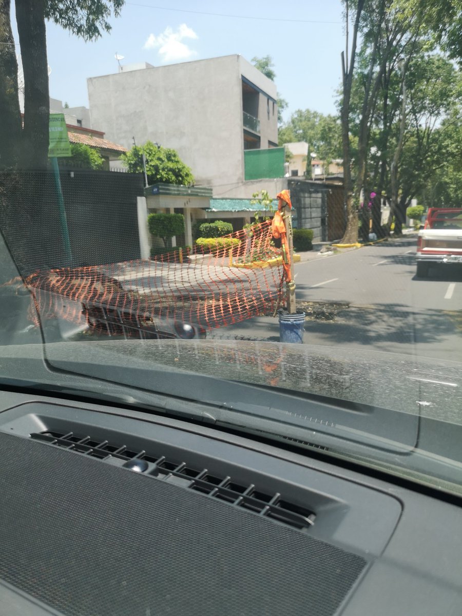 nenabremer's tweet photo. En la bajada de Fuentes del Pedregal hay 10 topes, hace 3 semanas los empezaron a destrozar, si, los 10 al mismo tiempo. No les han hecho nada, solo los abrieron y ya. Estaban en buen estado, ahora son hoyos que solo hacen tráfico.  @TlalpanAl @SOBSECDMX @Gabyosoriohdz https://t.co/OvnMNCljQf