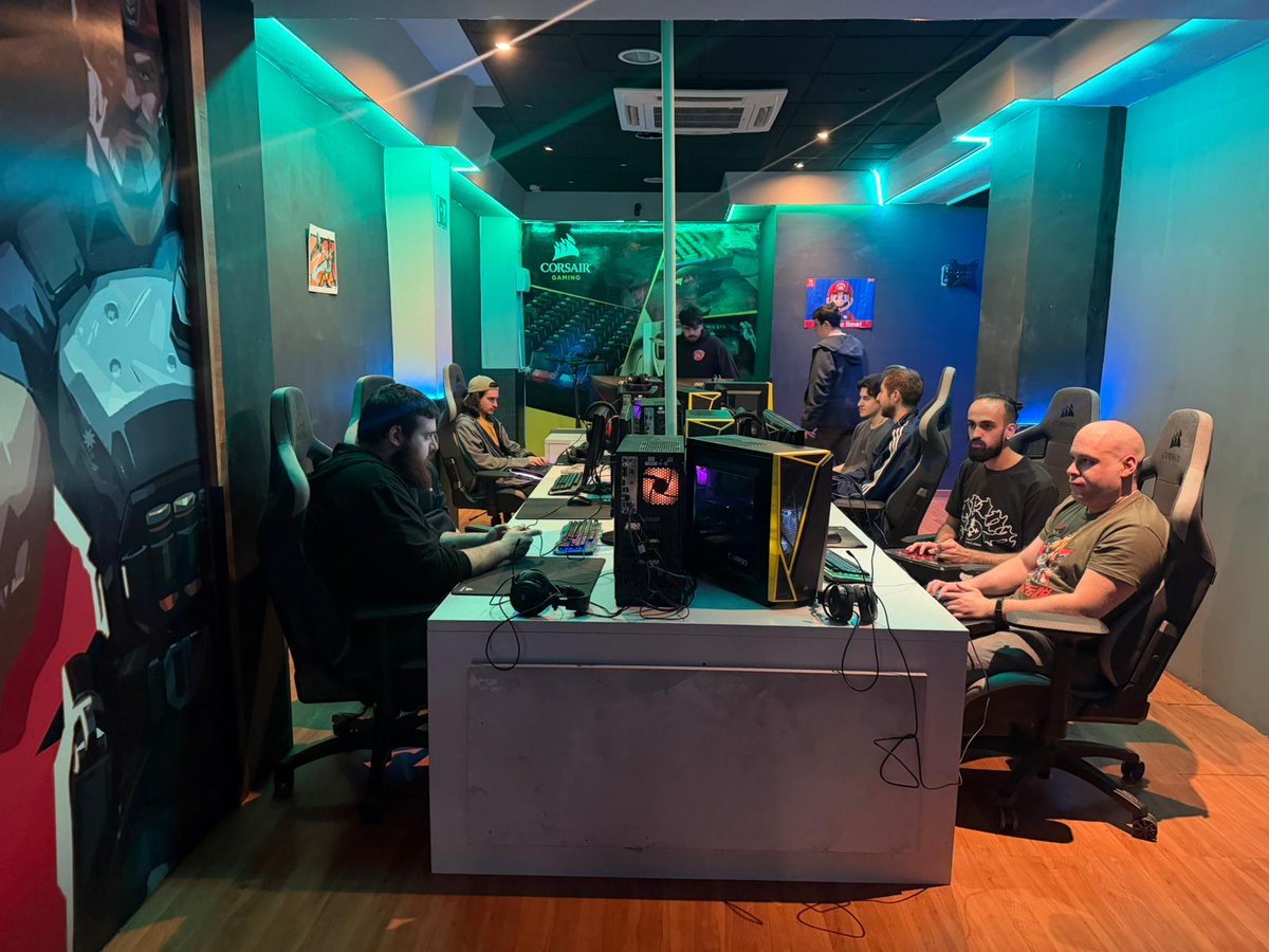 2xkoAndalucia's tweet photo. @2XKOes @Sh4rin_Papito Gracias a @donpeterfgc por terminar rápido su torneo y poder hacer tantas fotos https://t.co/jUjJbbvuzm