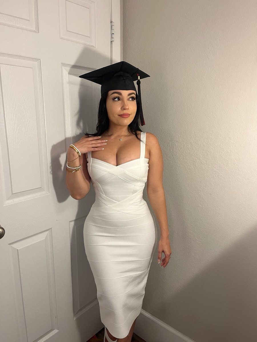 kissedonthechic's tweet image. graduated hallelujah 🙏🏼🎓  #firstgen