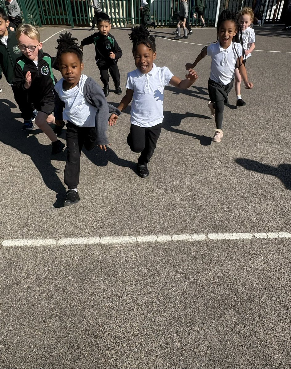ManorParkSchSM1's tweet photo. Fantastic running from Year 1 today in the mini marathon! Their stamina was impressive as they did many laps of the court - well done all! π
πββοΈ #WeAreLEO #MPPApe @LondonMarathon https://t.co/5FQ4SVyCdm