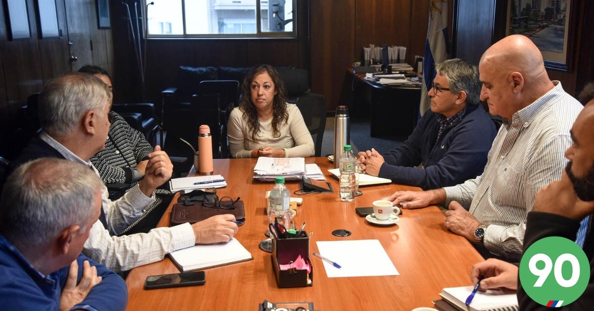 Nuestro edil (s) Javier Niche con integrantes de la bancada del FA se reunieron en la mañana de hoy con la ministra de industria Fernanda Cardona y el vicepresidente de UTE Roberto Bentancor.