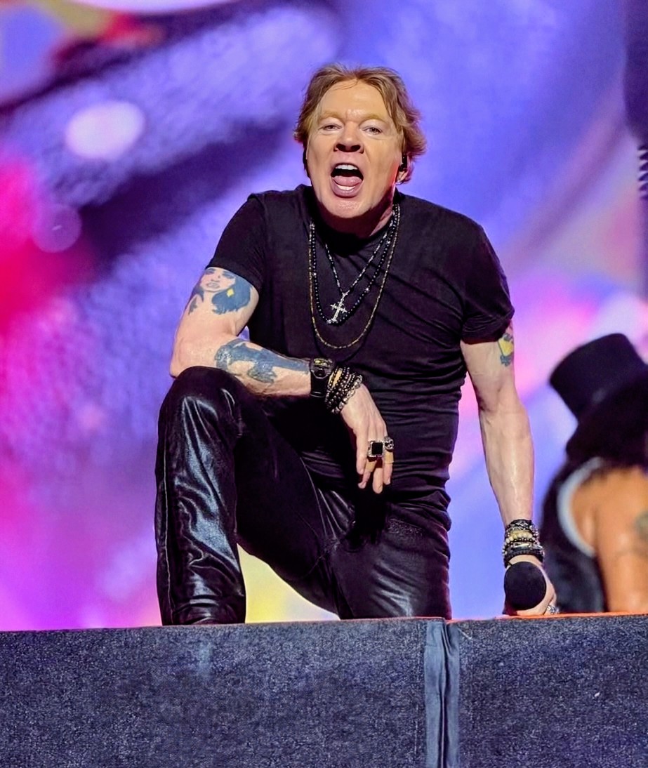 gelsentrulla's tweet image. He's having a ball in Brasil.
#axlrose #gunsnroses
