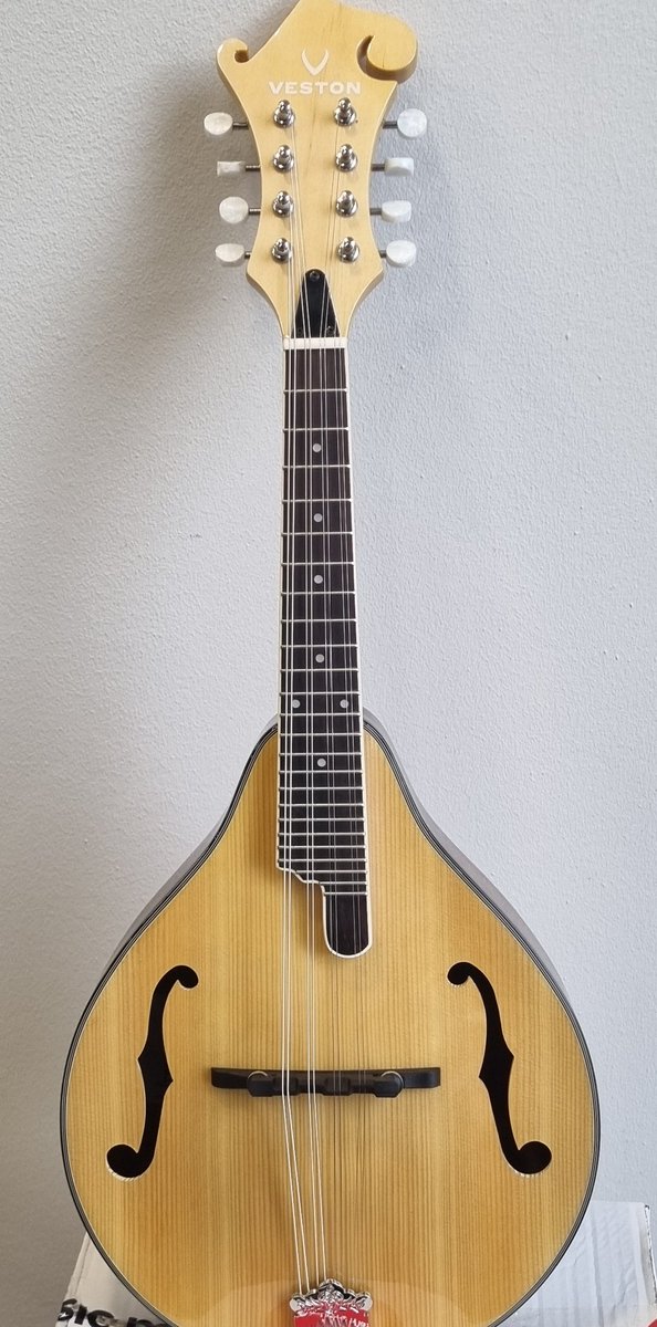 Vatomicamusic2's tweet photo. String time.... #veston https://t.co/HR76o2sdhr