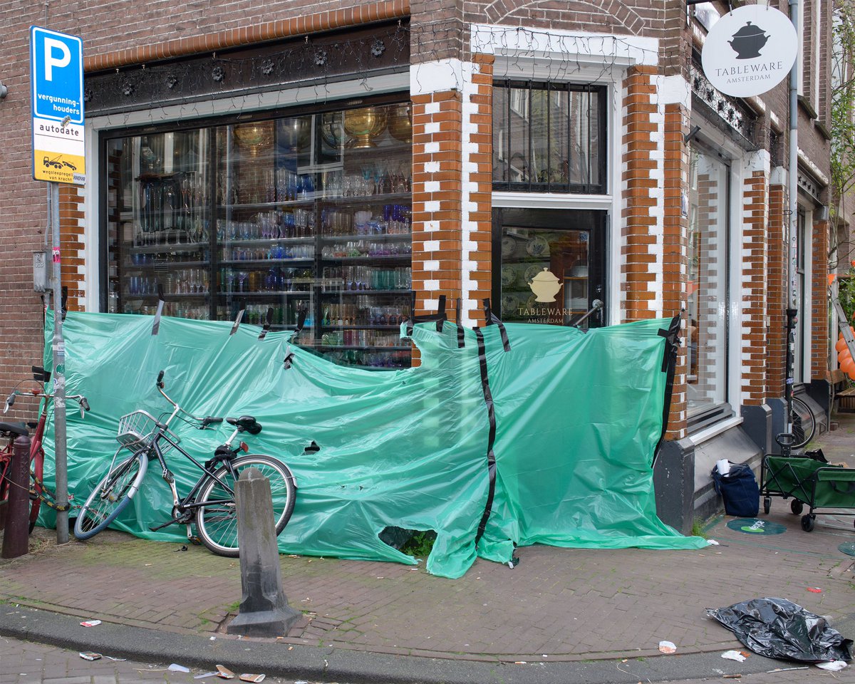 MirjamOffringa's tweet photo. Raar dat bewoners van de Jordaan manieren moeten verzinnen om te voorkomen dat bezoekers tegen hun voorgevel plassen of de boel vernielen. Hou de vrijmarkt en leuke spelletjes in de binnenstad, maar verplaats de house naar een festivalterrein. #koningsdag @AmsterdamNL https://t.co/EgtS1Zfczq