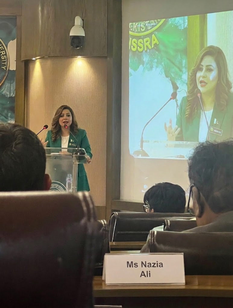 NaziaAliUncut's tweet image. 🍂خود سے جیتنے کی ضد ہے🇵🇰
🥀مجھے خود کو ہی ہرانا ہے🪖
🍀میں بھیڑ نہیں ہوں دنیا کی⚔️
🍁میرے اندر اک زمانہ ہے✍🏻

#اردوشاعری

#NDU #ProudMoment #NationalDefenceUniversity #Islamabad