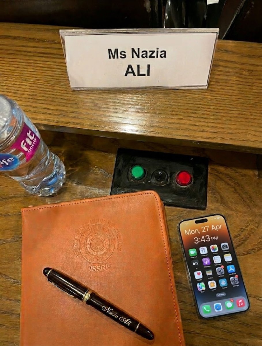 NaziaAliUncut's tweet image. 🍂خود سے جیتنے کی ضد ہے🇵🇰
🥀مجھے خود کو ہی ہرانا ہے🪖
🍀میں بھیڑ نہیں ہوں دنیا کی⚔️
🍁میرے اندر اک زمانہ ہے✍🏻

#اردوشاعری

#NDU #ProudMoment #NationalDefenceUniversity #Islamabad