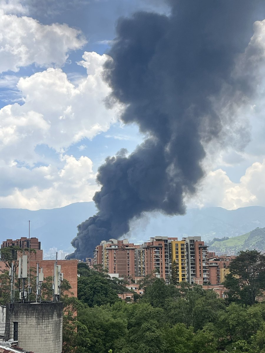 linajarabo's tweet photo. @Guardianes_Ant @minuto30com @prensapaisa @AlcaldiaEnv  alguien sabe qué pasó hacia el sur esto se ve desde la frontera https://t.co/UQbEFWKf6p