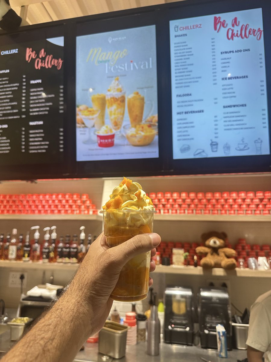 TheMonikDamania's tweet image. Pune summer = mango trails.
From mango cream at Meridian to juice at Sagar and blasts at Falhaar… still not done yet.
Aambo missed the picture, not the taste.
Drop your best mango spots 👇🥭
#Pune #Mango #Summer