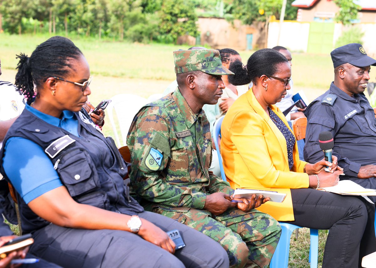 rulindodistrict's tweet photo. Ku mugoroba wo kuri uyu wa mbere Umuyobozi w'Akarere @Jmukanyirigira ari kumwe n'abagize inzego z'umutekano #Rulindo baganiriye n'abaturage b'Imirenge ya #Masoro,#Murambi na #Ntarabana hagamijwe kubakangurira kwirinda gukora ubucukuzi bw'amabuye y'agaciro butemewe @RwandaMinesB https://t.co/Q4RuCJ28Zx