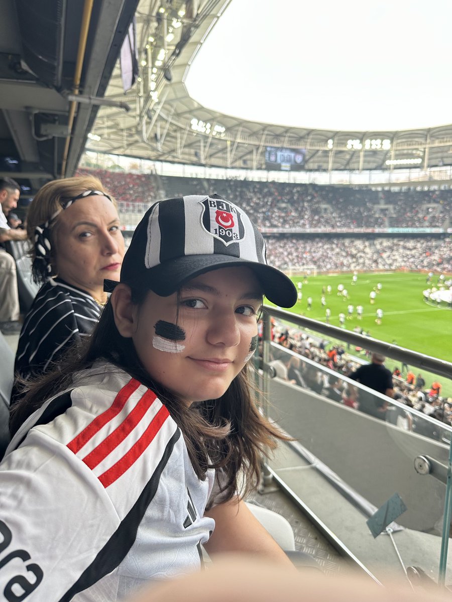 UmitAltay17's tweet photo. @siyahsancakx İki yıl önce kızıma benzer teklifi yaptım. Kızım ben Beşiktaşlıyım ama sen benim tuttuğum takımı tutmak zorunda değilsin; Beşiktaşlı olursan hep haksızlığa karşı savaşmak zorunda kalan tarafta olacaksın. Çoğunlukla üzüleceksin nadiren mutlu olacaksın, istersen GS’yi tutup mutlu+ https://t.co/hxokpDkukq