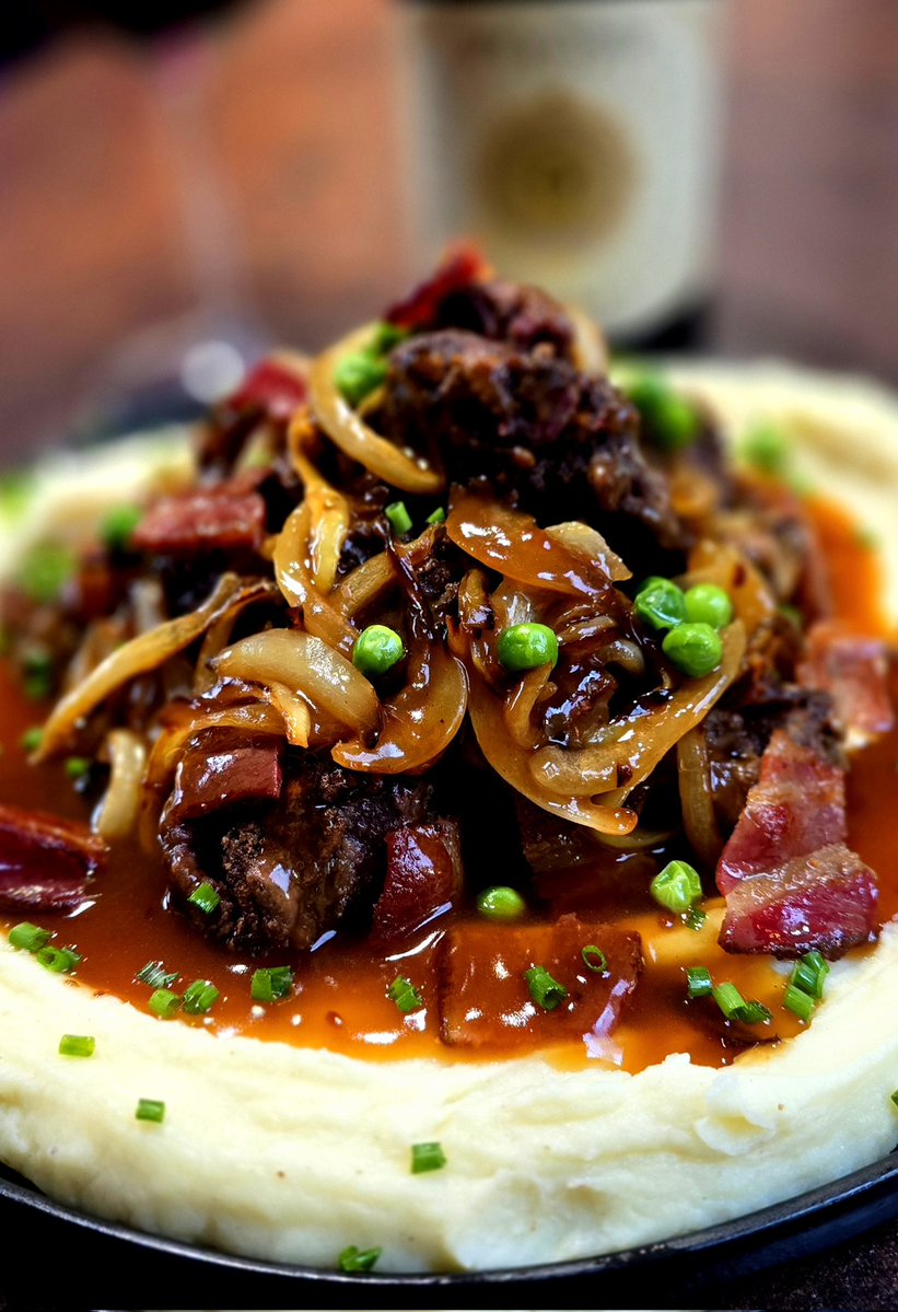 DeanoBacherro's tweet image. Tonights scran. A tower of Lamb liver and chicken livers, on a bed of creamy mash, with caramelised onion gravy, garden peas, and chopped streaky bacon. Served with a glass of Italian red 😎 #dinner #liver #tasty #foodpic #showyourfood