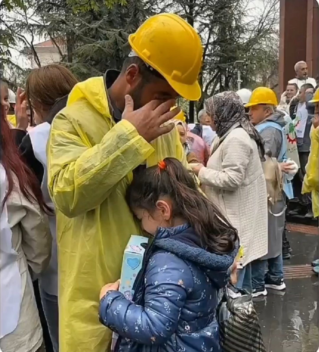 Maaşına zam istemiyor, 
Çalışmış olduğu ayların ücretini istiyor. 

İzleyiciler, haberi olanlar, susanlar, görmezden geleneler o ağlayan babasına sarılan çocuğun hepimizin üstünde hakkı var. 
Emeğinin karşılığını teslim edin.
Çünkü #8GündürMadenciAç