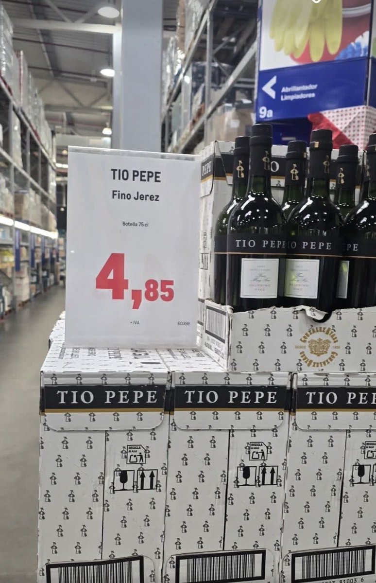 TITO PEPE NO TE RINDAS

Es lamentable que se este vendiendo la botella de Tio Pepe a precios ridiculos para competir, porque esto es destruir el Alma, no respetar el producto, degradarlo y una muerte anunciada.