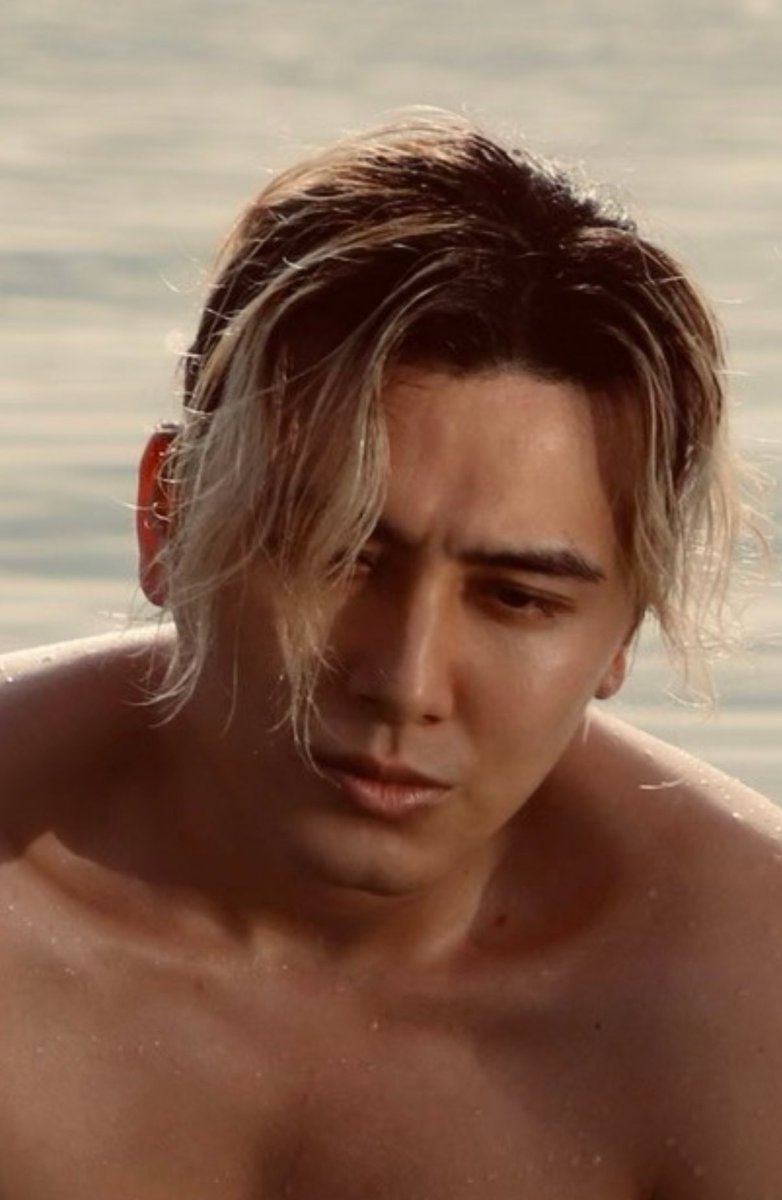 2021年10月
初めて裸を見せて
プールから浮上して(燃えよの撮影)
「2nd albumのイメージです」
その子はこんなにムキムキになってた…

(Kazeもうそのポストをachieved ので控えます)
お顔やお手手や身体はまるで神様の得意作。この光と肉体美自体でさえGreekかイタリアンのロマンス