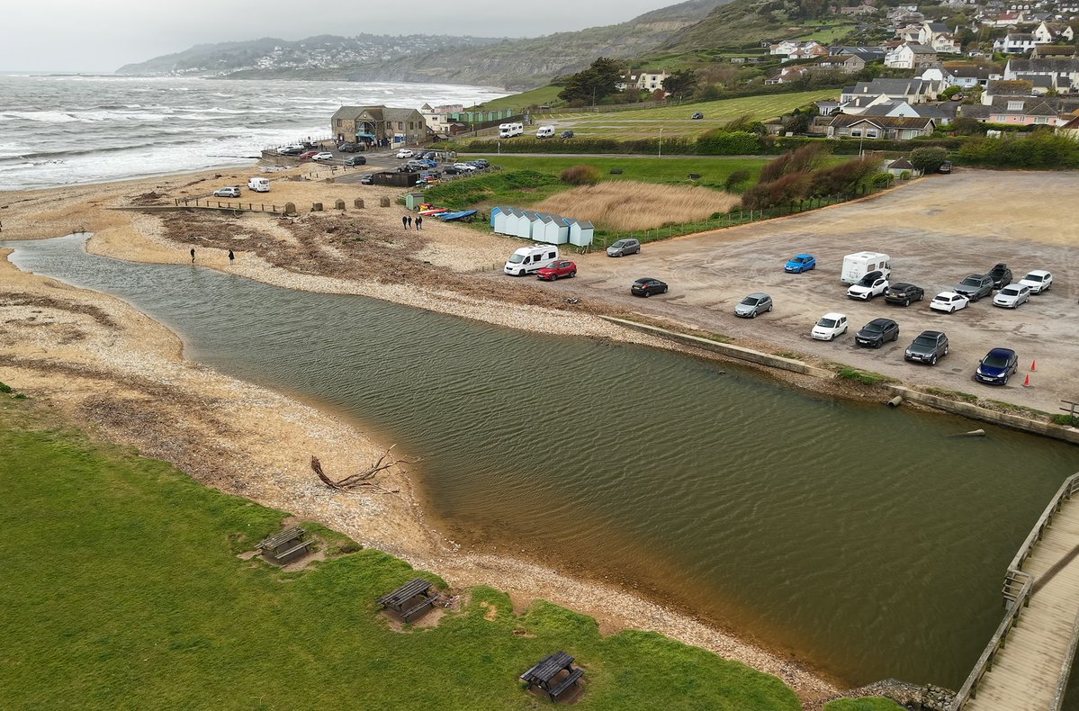 UKDroneClub's tweet image. "Back from some windswept days on the Jurassic Coast."🏖️ 

📷 by bryand

📨 Remember to post your own images &amp;amp; see what other club members are up to on the Grey Arrows Drone Club discussion forum — link in profile!

#UKDroneClub #droneshot #dronephotography #Charmouth #LymeRegis