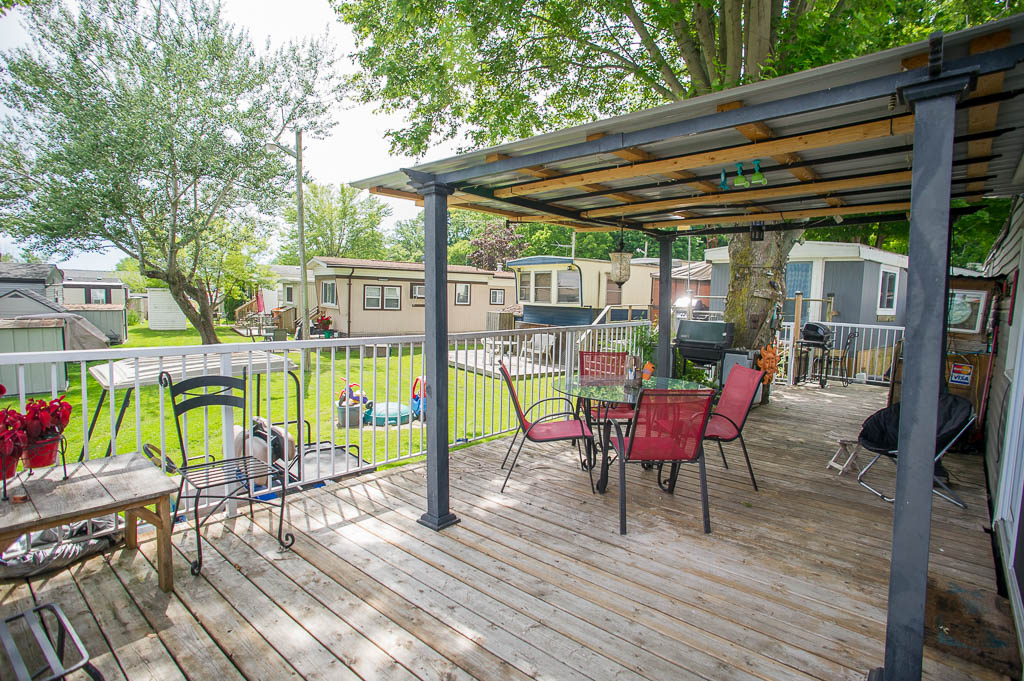 TeamKateAgents's tweet image. #ForSale! 12-70 Bluewater Avenue sits within this 3-season RV park in St. Williams. This adorable mobile home offers lake views, 2 bedrooms and 1 bathroom.  Listed at $44,900.
#RealEstate #Norfolk

Revel Realty Inc. - The Kate Broddick Team
Mary Carvalho - Sales Rep