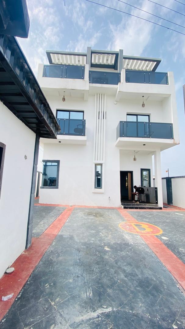 ventures_mo's tweet photo. Luxury 4 bedroom fully detached with Pent House

Location - Oribanwa, ibeju lekki, Lagos

Title - Gazette, Survey and Deed

Price - N145m
Contact +2347088387174 https://t.co/0smP6TT60A