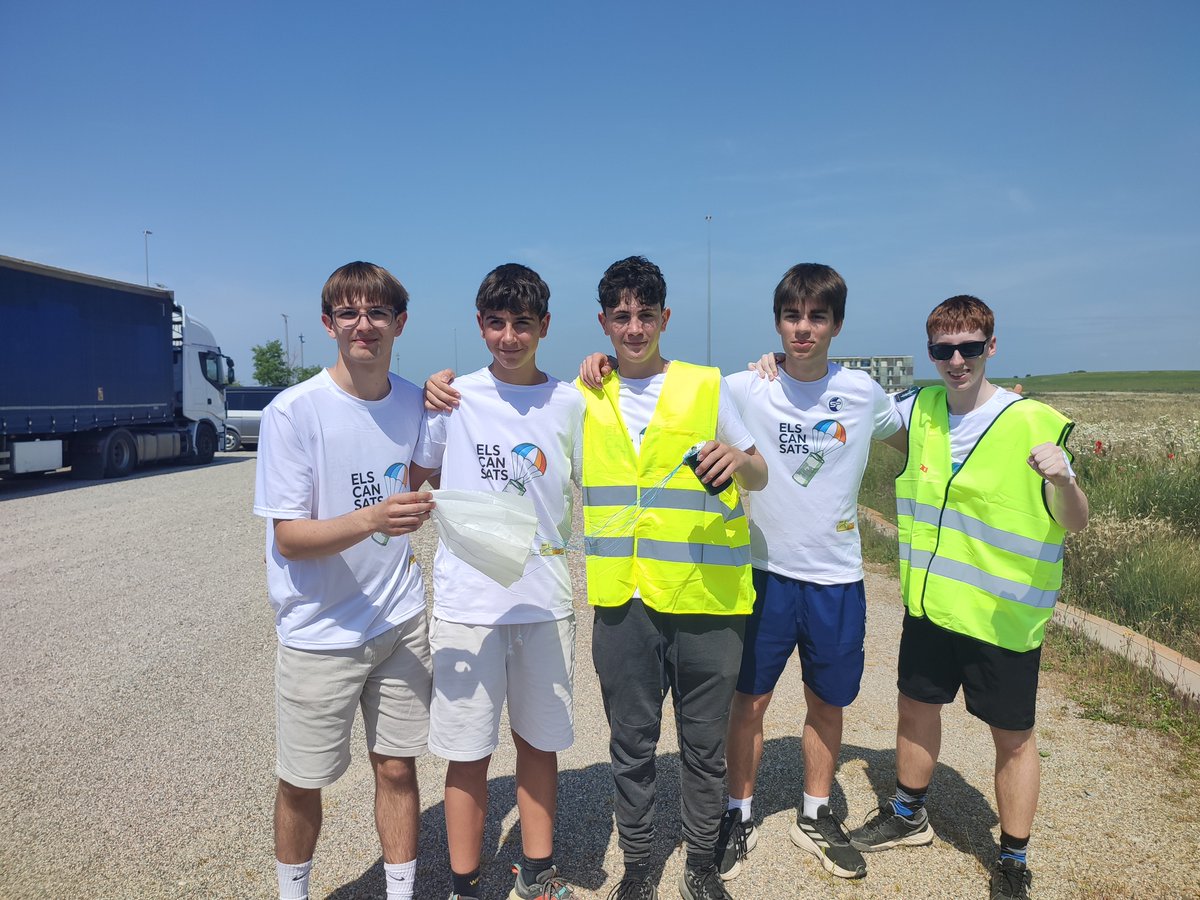 insdauro's tweet image. 📷 Aquest dissabte passat vam viure una experiència inoblidable a l’aeroport d’Alguaire participant en la fase de llançament del projecte CanSat.

El nostre equip va ser seleccionat per enlairar el seu CanSat 

#CanSat #STEM #Innovació #Tecnologia #TreballEnEquip