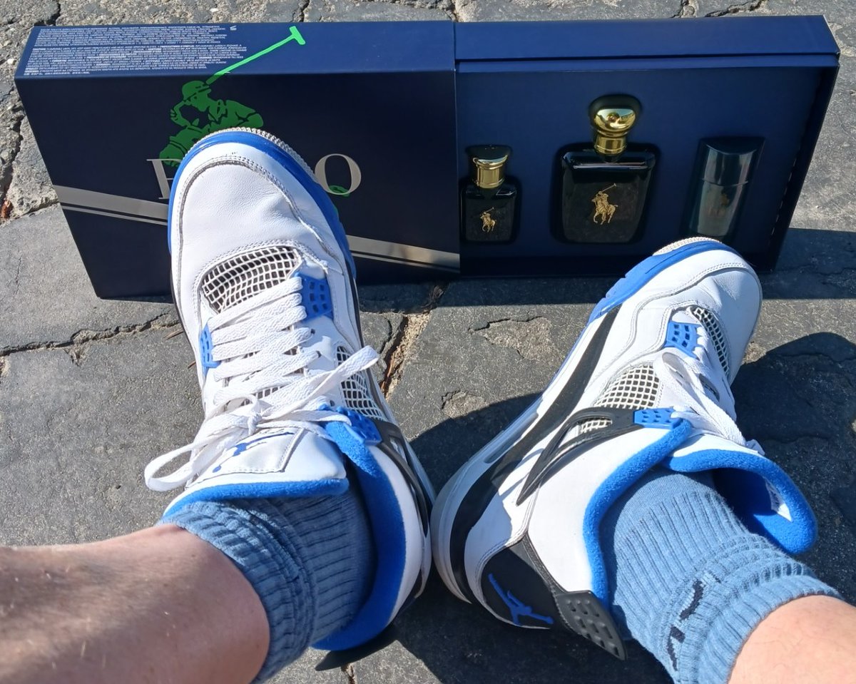masterofoneinc1's tweet image. Today's shoes the Jordan 4 Motorsports (2017).  These were sitting and sitting when they first came out. #BlueMonday so perfect for today. #kotd 

Would you wear? What is your latest purchase?