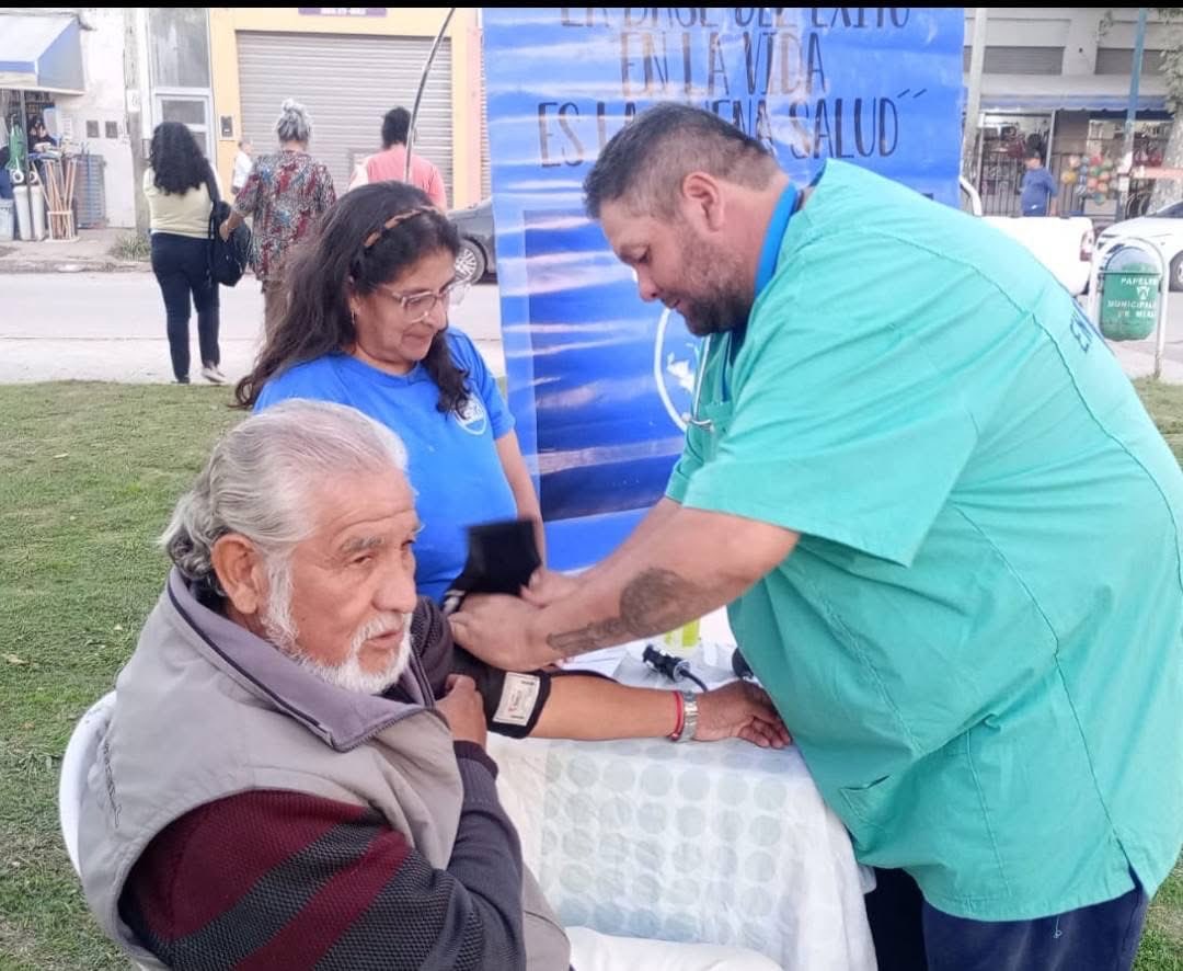 Mauriciocanosa's tweet photo. La salud en tu barrio junto a los vecinos de Agustín Ferrari! 👏
Gracias a todos los vecinos que se sumaron a los jornadas saludables de nuestro compañero Jorge Paz y todo el equipo! Felicitaciones! 

#GustavoMenéndezConducción #LA2015 https://t.co/iySIkdVOFv