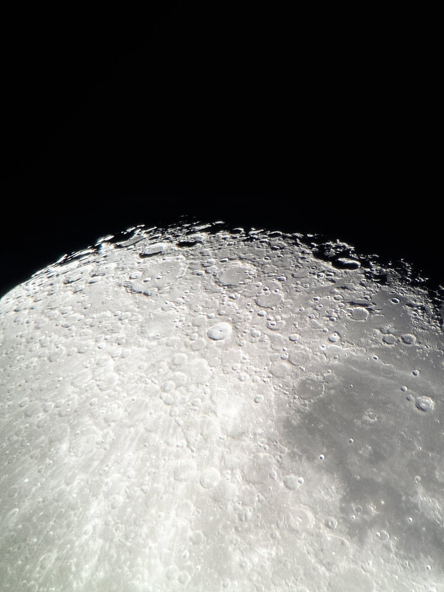 zarko_s_'s tweet image. Mesec i par detalja večeras. Testiranje nove GoTo montaže za teleskop. Koliko samo stabilnost utiče na slike. Još ako jednog dana “ne daj bože” kupim pravi aparat, a ne da se drndam sa telefonom…
#astrophotography #moon #belgrade