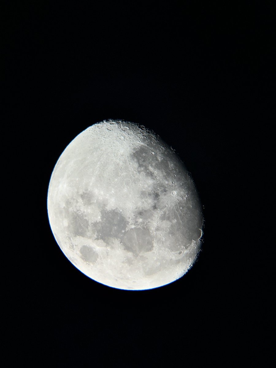 zarko_s_'s tweet image. Mesec i par detalja večeras. Testiranje nove GoTo montaže za teleskop. Koliko samo stabilnost utiče na slike. Još ako jednog dana “ne daj bože” kupim pravi aparat, a ne da se drndam sa telefonom…
#astrophotography #moon #belgrade