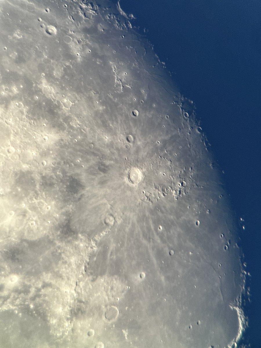 zarko_s_'s tweet image. Mesec i par detalja večeras. Testiranje nove GoTo montaže za teleskop. Koliko samo stabilnost utiče na slike. Još ako jednog dana “ne daj bože” kupim pravi aparat, a ne da se drndam sa telefonom…
#astrophotography #moon #belgrade