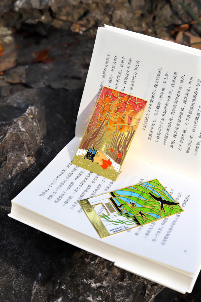 Oukhty_qui_pik's tweet image. Dive into To Kill a Mockingbird—a timeless tale of courage, justice, and childhood wonder. Each page wraps you in Harper Lee’s warm, sharp voice. Grab a copy, sip coffee, and let Scout’s world stay with you long after the last chapter. #BookLovers #MustRead